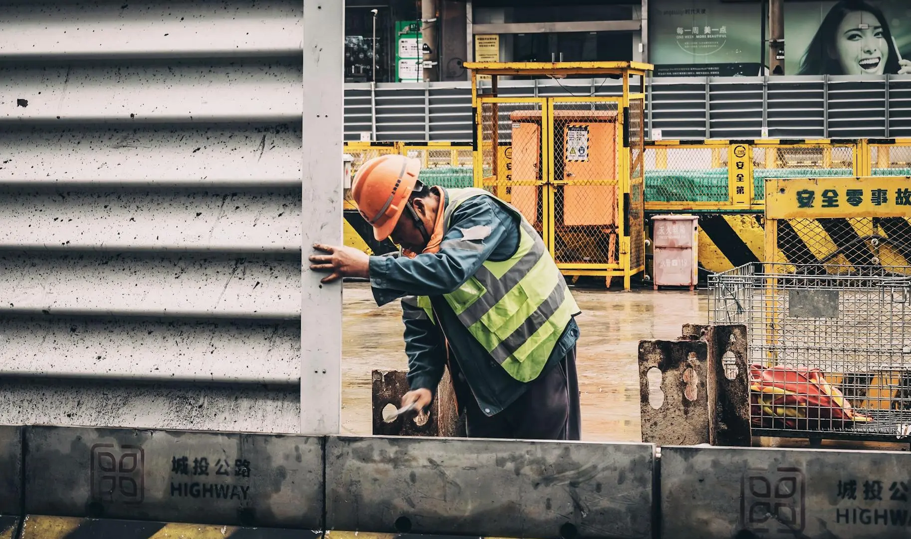 Ouvrier équipement industriel valorisant la durabilité gilet professionnel